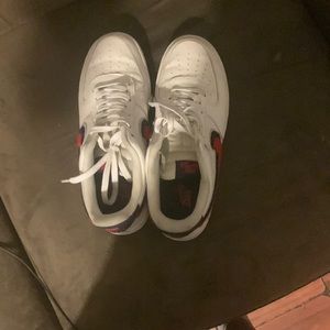 These are chinelle red swoosh Air Force they for around 300 I’m selling them 200